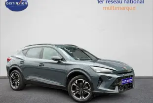 Vue 3/4 avant droite d'un CUPRA Formentor bleu Fjord avec jantes alu et barres de toit visibles.