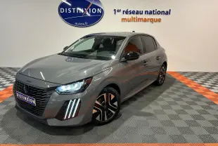 Peugeot 208 gris Selenium vue 3/4 avant droit avec phares LED allumés et jantes noires bicolores.