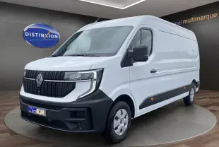 Renault Master blanc en 3/4 avant droit, avec calandre noire et feux LED caractéristiques visibles.