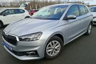 Vue 3/4 avant droite d'une Skoda Fabia Ambition gris argent 2023 avec calandre noire et jantes alliage.