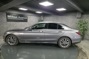 Vue latérale droite d'une Mercedes Classe C gris métallisé avec jantes alliage 17 pouces et vitres arrière teintées.
