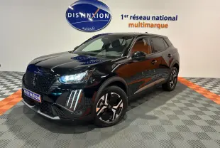 Peugeot 2008 II Hybrid noir en 3/4 avant droit, avec feux LED et jantes alliage distinctives en showroom.