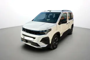 Peugeot Rifter Blanc Kaolin 2025 en 3/4 avant droit avec jantes alu noires et barres de toit visibles.