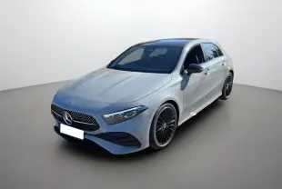 Mercedes Classe A 200D BVA Exclusive Design gris alpin vue 3/4 avant droit avec jantes noires et toit panoramique noir.