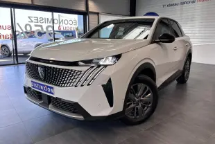 Peugeot 3008 blanc en 3/4 avant droit, avec calandre noire à motif géométrique et jantes alliage 18 pouces.