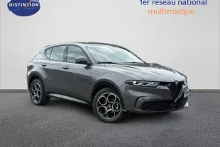 Alfa Romeo Tonale 1.5 Hybrid gris Vesuvio métallisé en 3/4 avant droit avec jantes alu distinctives.