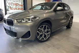 BMW X2 sDrive 18d M Sport X gris foncé vue 3/4 avant droit avec jantes alliage 19 pouces style 722 M en Y.