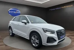 Vue intérieure côté conducteur de l'Audi Q2 30 TDI 116 Design 2021 avec tableau de bord numérique et volant cuir multifonctions.