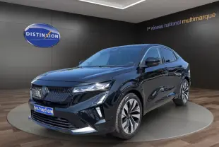 Renault Rafale noir en 3/4 avant droit, avec calandre moderne et jantes alliage distinctives, présenté en showroom.