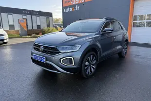 Volkswagen T-Roc gris Indium métallisé en 3/4 avant droit, avec toit noir et jantes distinctives.