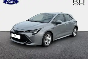 Vue 3/4 avant droite d'une Toyota Corolla 122h Dynamic Business 2020 en gris Manhattan métallisé avec jantes alu.