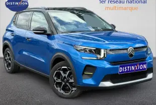 Vue 3/4 avant droite d'une Citroën C3 2025 Bright Blue avec toit noir et jantes alu distinctives.