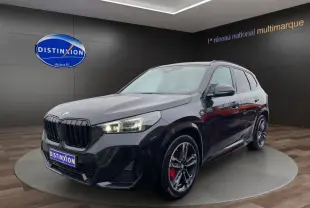 BMW X1 xDrive20d M Sport PRO noir en 3/4 avant, avec jantes sport et étriers de frein rouges visibles.