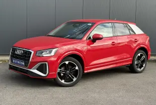 Audi Q2 30 TFSI S-Line rouge progressif vue 3/4 avant droit avec toit blanc et jantes alliage noir poli.