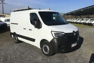 Vue 3/4 avant droite d’un Renault Master blanc avec galerie de toit et pare-chocs noirs sur un parking.