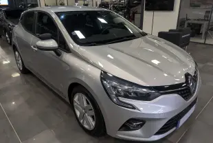 Vue 3/4 avant gauche d'une Renault Clio V gris platine avec feux LED et jantes alliage en showroom.