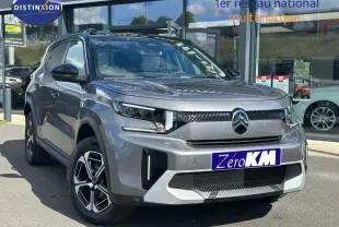 Vue 3/4 avant droit d'un Citroën C3 Aircross gris Mercury avec jantes alu et calandre moderne.