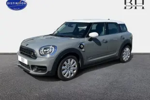 MINI Countryman hybride gris Moonwalk en 3/4 avant droit avec toit et rétroviseurs blancs sur fond neutre.