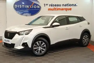Peugeot 2008 blanc en 3/4 avant droit, avec calandre noire et jantes alliage bicolores, en intérieur showroom.