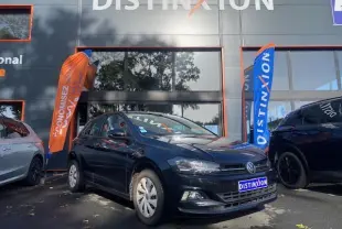 Volkswagen Polo noir intense vue 3/4 avant droit, avec feux LED et jantes alliage en showroom.