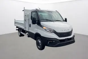 IVECO Daily Chassis Cabine blanc en 3/4 avant droit avec benne acier et coffre latéral visible.
