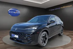 Volkswagen T-Roc noir en 3/4 avant droit, avec calandre noire et jantes distinctives en alliage.