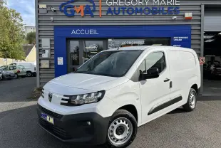 Fourgon Peugeot Partner blanc vu en 3/4 avant droit, avec rétroviseurs noirs et jantes acier simples.