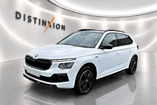 Vue 3/4 avant droite du Skoda Kamiq blanc nacré avec jantes noires et toit panoramique en studio lumineux.