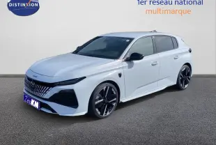 Peugeot 308 1.2 Hybrid 145ch GT blanc Okenite, vue 3/4 avant droit avec jantes noires distinctives.