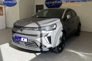 Renault Captur 1.6 E-Tech Full Hybrid 145ch en gris cassiopée métal, vue 3/4 avant droit en intérieur showroom.