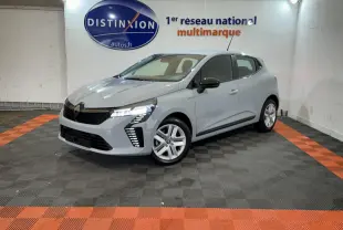 Renault Clio Evolution Blue dCi 100 gris clair vue 3/4 avant droit avec feux LED et jantes alliage dans un showroom.