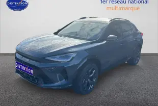 Vue 3/4 avant droit d'un CUPRA Formentor bleu fjord avec jantes 18 pouces et barres de toit noires.