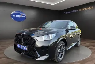 BMW X2 sDrive20d M Sport noir en 3/4 avant droit, avec calandre noire et jantes alliage distinctives.