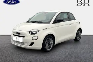 Fiat 500 Ice White pastel vue 3/4 avant droit, avec jantes alu et rétroviseurs noirs contrastants.