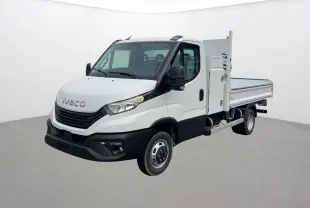 IVECO Daily Chassis cabine blanc en 3/4 avant droit avec benne acier et coffre latéral visible.
