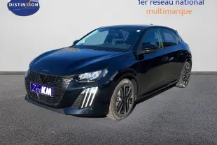 Vue 3/4 avant droite d'une Peugeot 208 HYBRID noire Perla Metal avec feux LED distinctifs et jantes noires.