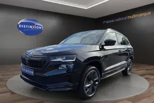 Skoda Karoq noir vue 3/4 avant droit, avec calandre noire et jantes alliage distinctives.