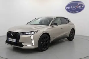 DS4 Hybride E-Tense 225 gris vue 3/4 avant, avec calandre distinctive et feux LED en forme de flèche.