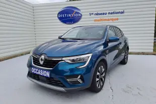 Renault Arkana bleu Zanzibar métal en 3/4 avant droit, avec calandre noire et phares LED distinctifs.