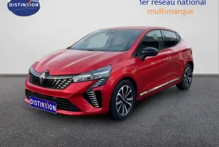 Renault Clio 2025 rouge désir métal, vue 3/4 avant droit, avec calandre noire et feux LED distinctifs.