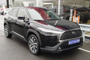 Toyota Corolla Cross Hybrid 140 Luxury Limited noir Attitude vue 3/4 avant droit, calandre et jantes distinctives visibles.