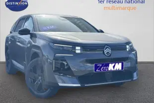 Citroën C5 Aircross hybride bleu foncé en 3/4 avant avec calandre distinctive et jantes noires.