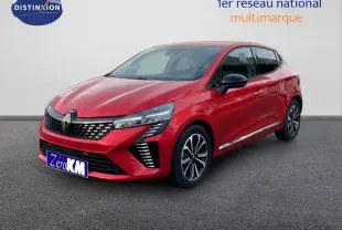 Renault Clio rouge désir métal vue 3/4 avant droit, avec calandre noire et feux LED distinctifs.
