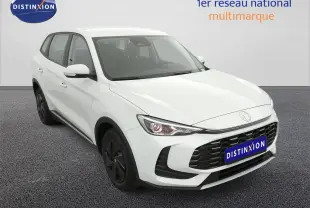 MG ZS 1.5L Hybrid+ blanc Dover en 3/4 avant, avec calandre noire et jantes foncées visibles.