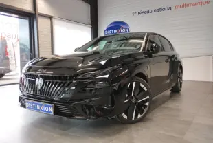 Peugeot 308 hybride noir métallisé vue 3/4 avant droit, avec calandre et jantes alliage distinctives.