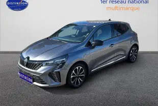 Renault Clio V gris pizarra vue 3/4 avant droit avec calandre chromée et jantes alliage noires