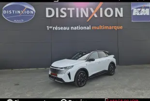 Vue 3/4 avant d'un Peugeot 3008 blanc avec toit noir et jantes noires, devant un mur gris avec logo Distinxion.