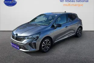 Renault Clio V gris pizarra vue 3/4 avant droit avec jantes alliage et calandre chromée sur fond neutre.