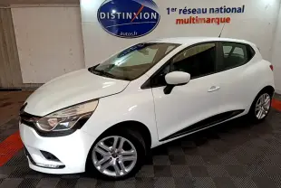 Renault Clio Business TCe 90 blanche vue de 3/4 avant droit dans un showroom avec logo Distinxion en arrière-plan