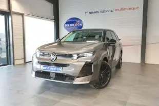 Citroën C5 Aircross gris platine vue 3/4 avant droit avec calandre noir brillant en showroom.